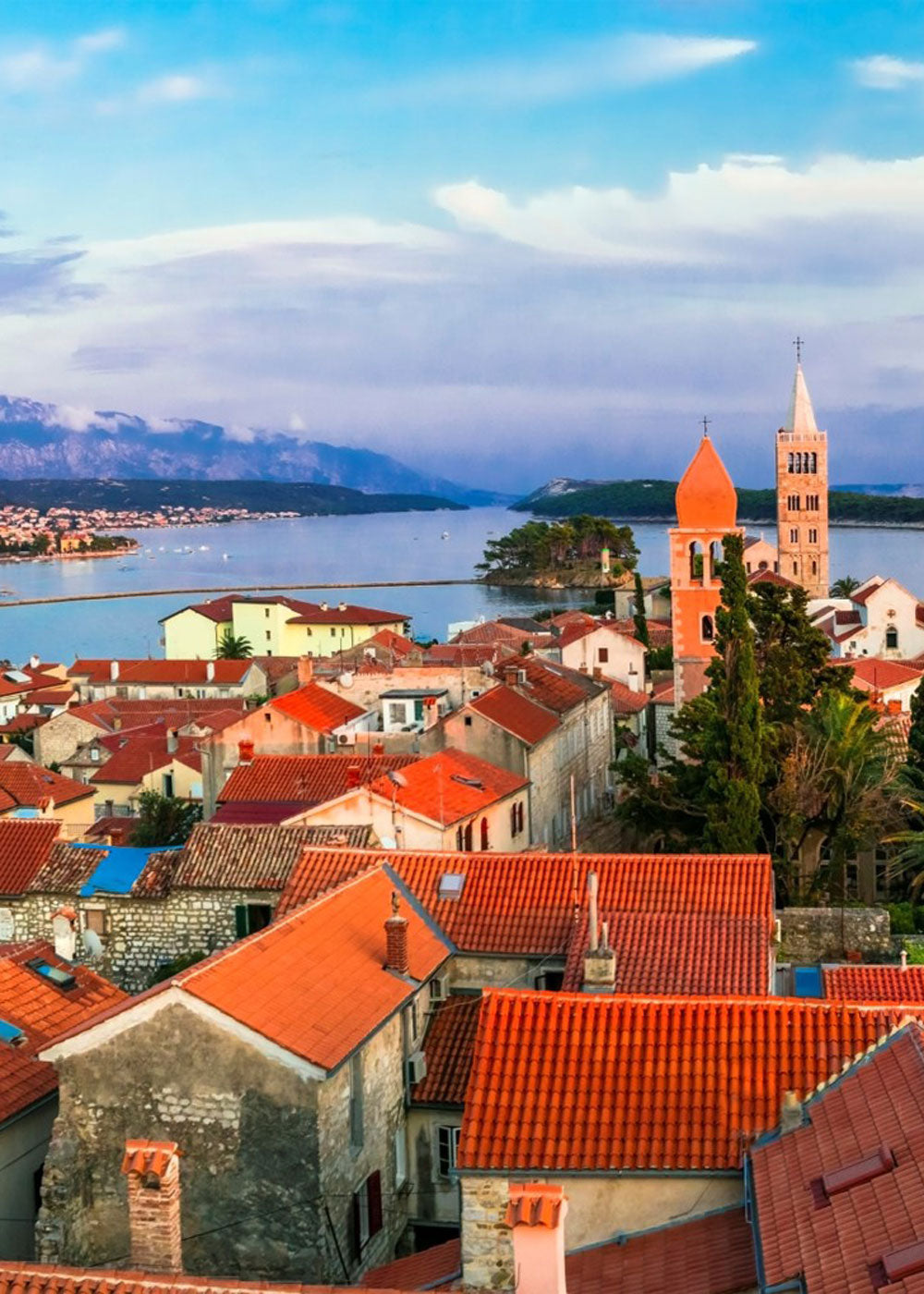 Die Insel Rab liegt in Kroatien und ist per Fähre erreichbar