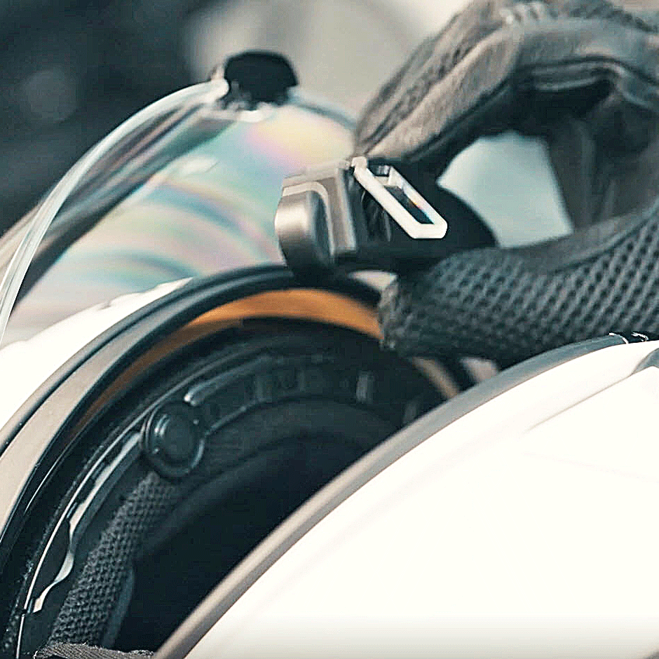 Ein DVISION Head-Up Display wird in einen Motorradhelm mit magnetischem DVISION Helmadapter eingesetzt.