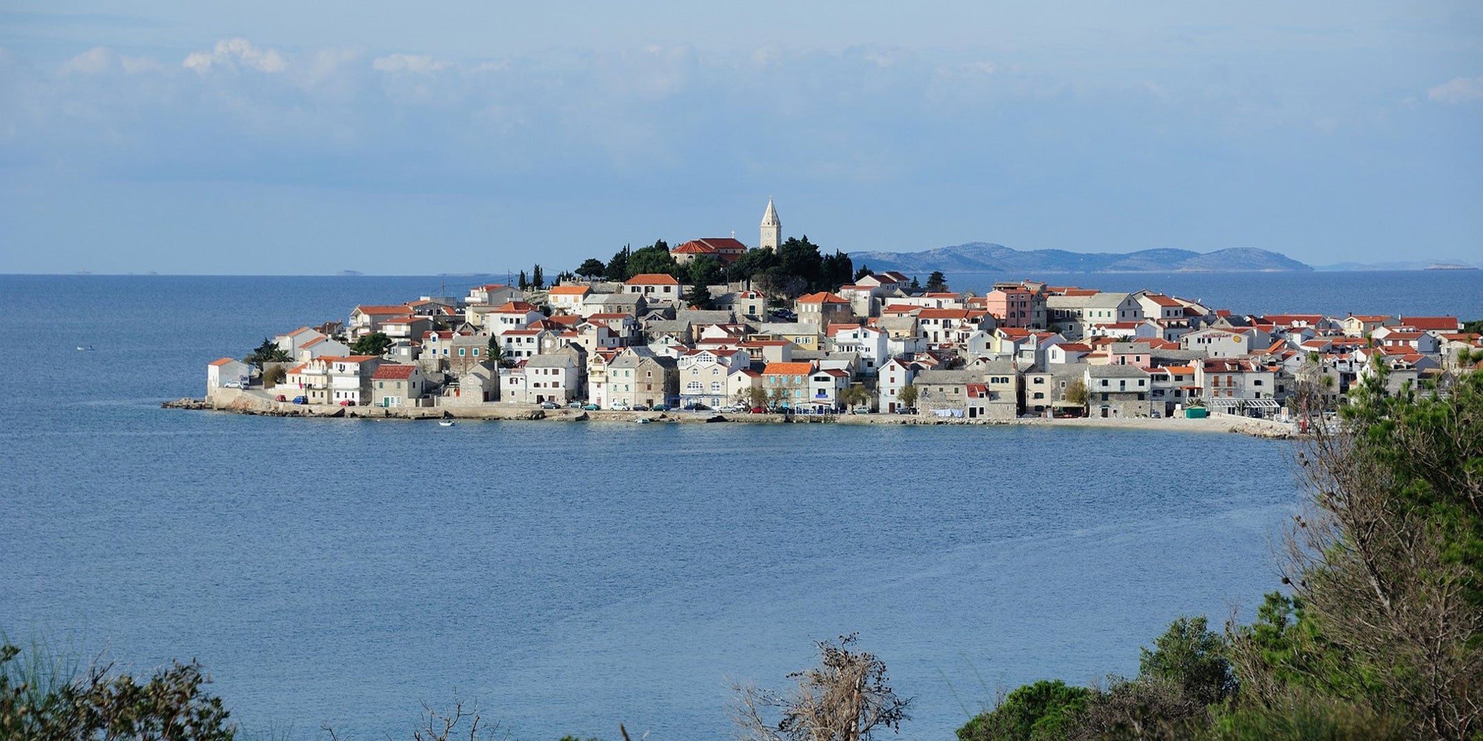 Primosten liegt zwischen Sibenik und Trogir in Dalmatien