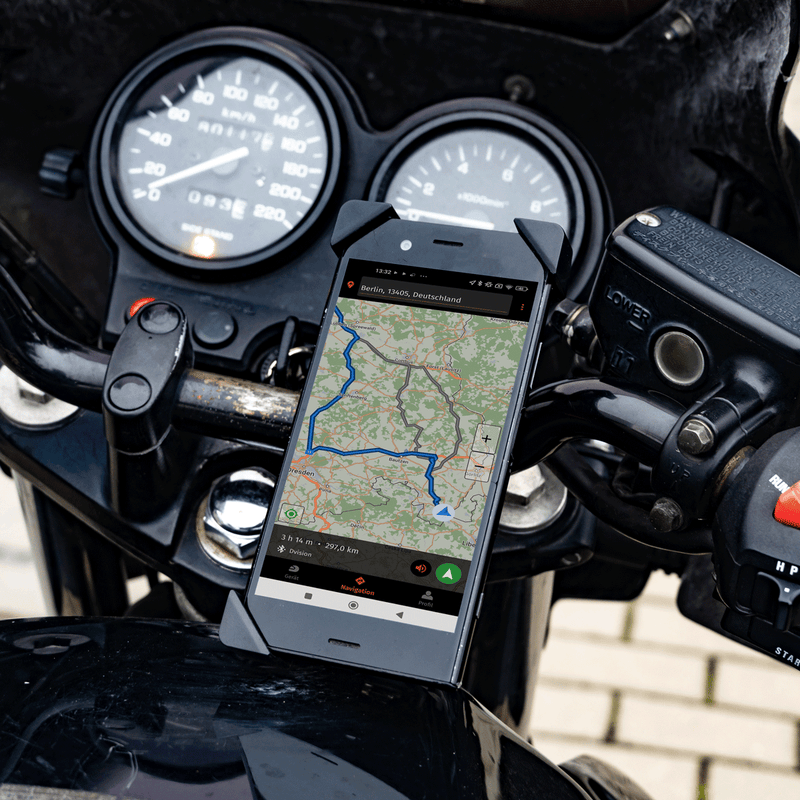 Bei der Navigation werden dem Motorradfahrer mehrere Routenoptionen vorgeschlagen
